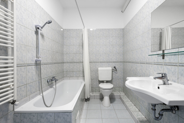Bathroom 4, Chesscom Hotel, Budapesti
