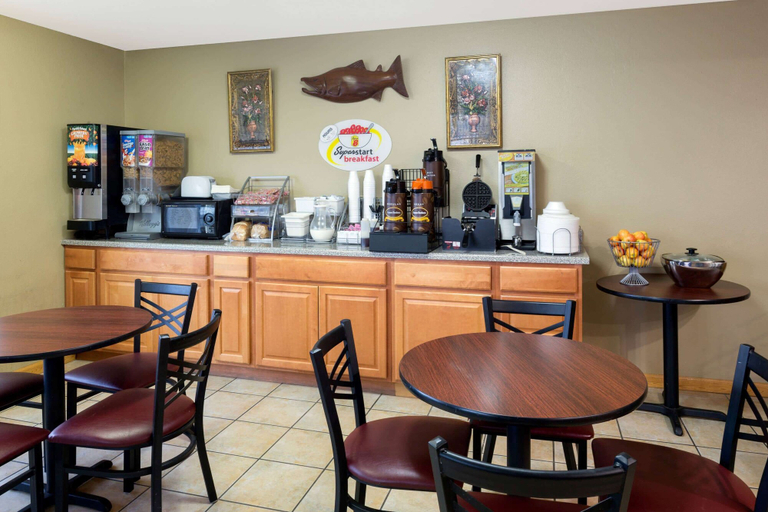 Food & Drinks 5, Super 8 by Wyndham Crescent City, Del Norte