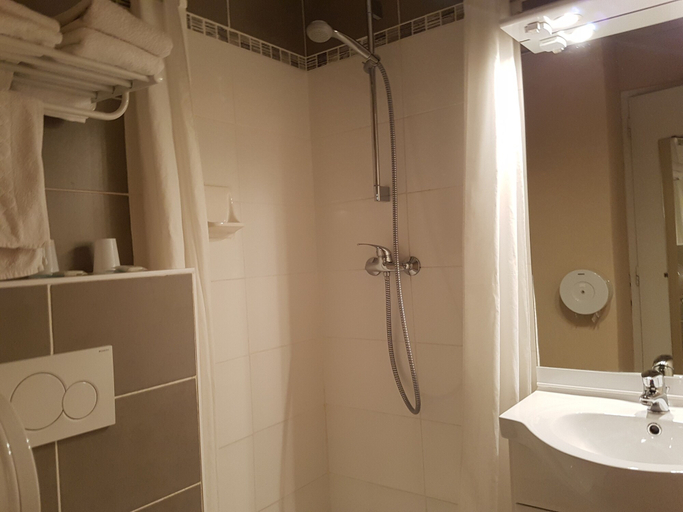 Bathroom 5, Hôtel du Centre, Hautes-Pyrénées