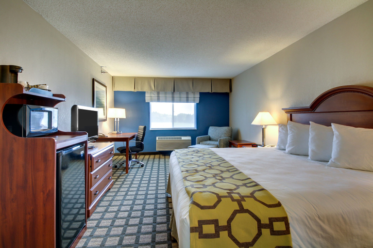 Bedroom 4, Galesburg Inn and Suites, Knox