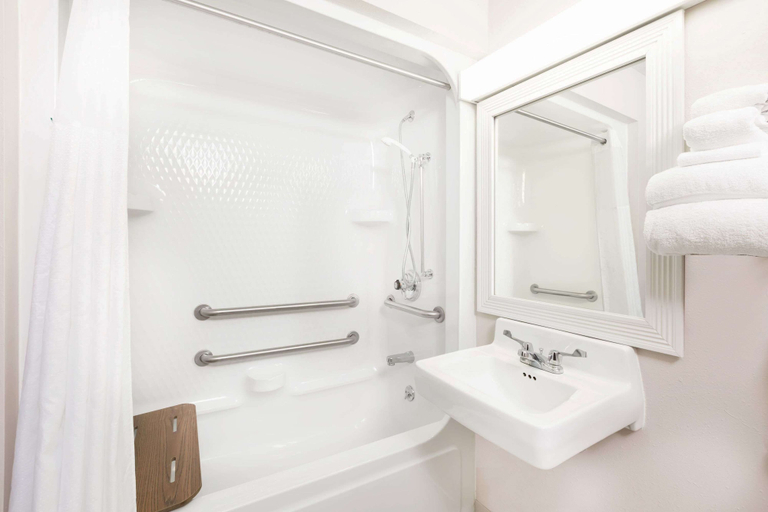 Bathroom 4, Baymont by Wyndham LeMars, Plymouth