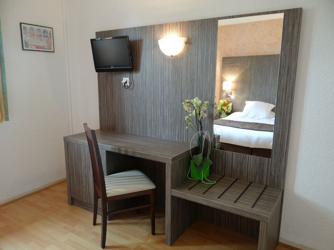 Bedroom 2, Hotel Restaurant des Thermes, Gers