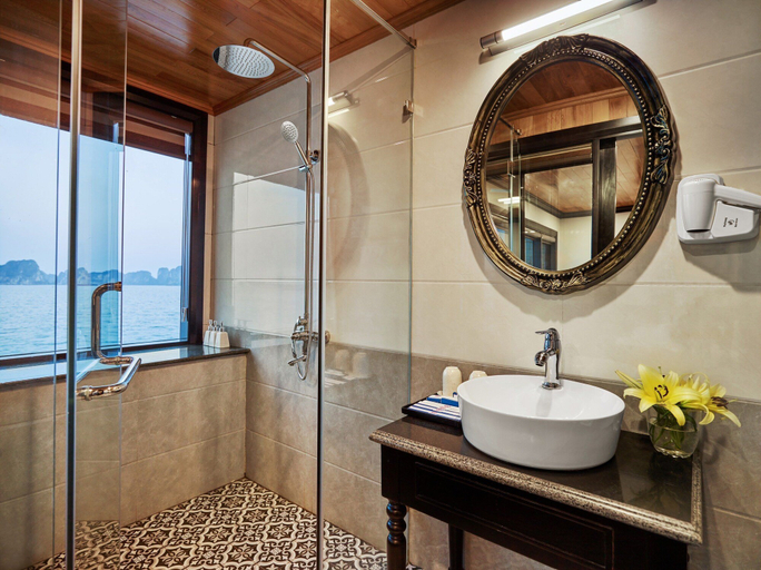 Bathroom, Legacy Cruise, Hạ Long
