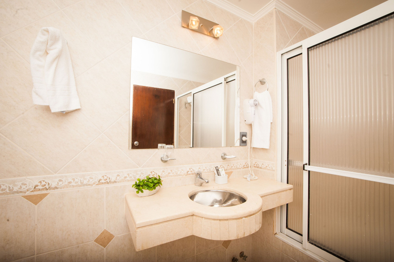 Bathroom 4, Hotel Posadas, Capital