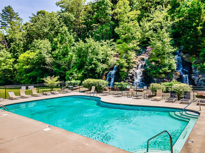 Sport & Beauty 4, Bear Vista Retreat w HotTub Pool View, Sevier