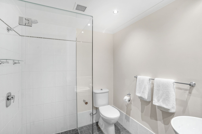Bathroom 4, Poolside Apt In Alamanda Beachfront Resort 55, Cairns
