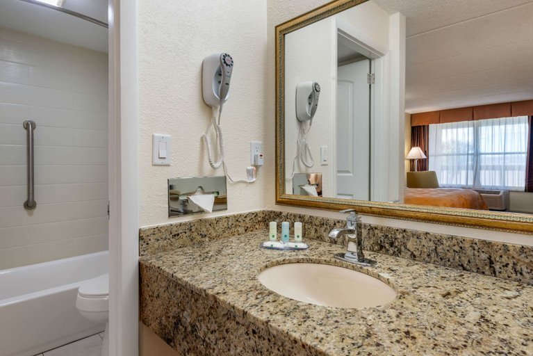 Bathroom 4, Quality Inn & Suites Palatka Riverfront, Putnam