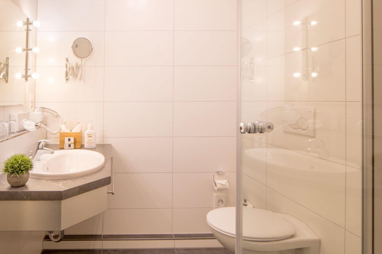 Bathroom 4, Hotel Am Kurpark Späth, Neustadt an der Aisch-Bad Windsheim