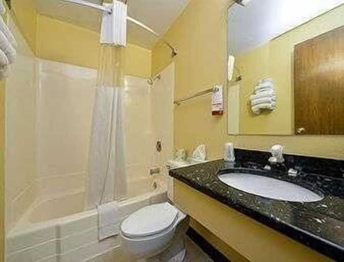 Bathroom 4, Super 8 by Wyndham Minot Airport, Ward