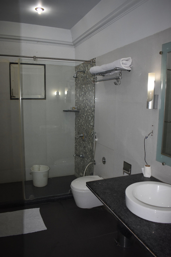 Bathroom 3, Hotel Royal Highness, Ahmadabad