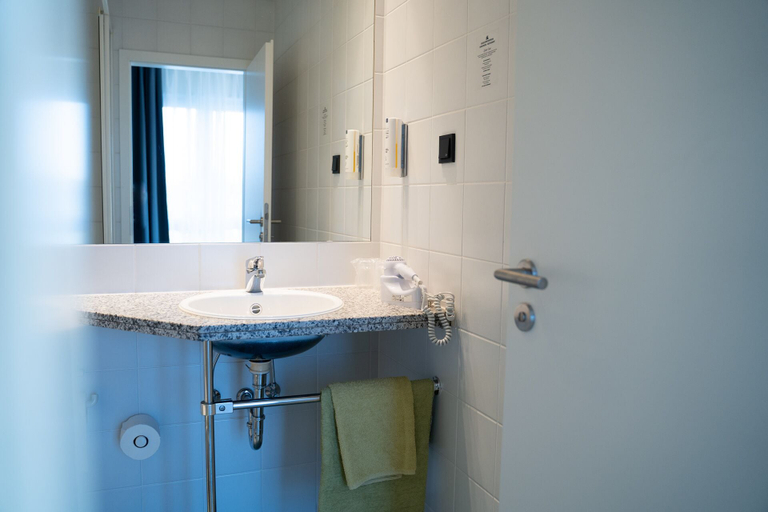 Bathroom 5, AP Hotel Mannheim Viernheim, Bergstraße