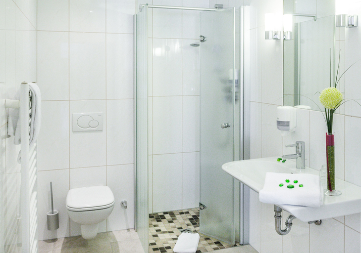 Bathroom 5, Hotel-Restaurant Hilling, Emsland