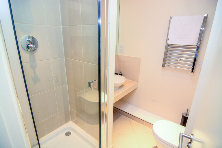 Bathroom 4, Canary Wharf - Corporate Riverside Apartments, London
