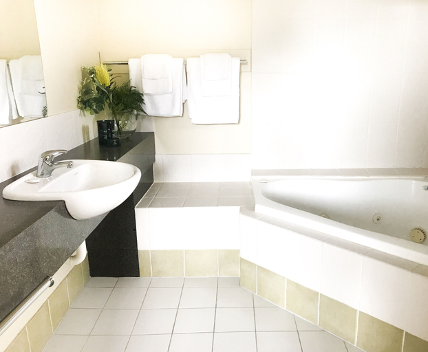 Bathroom 4, GG gateway to the Gordon, West Coast