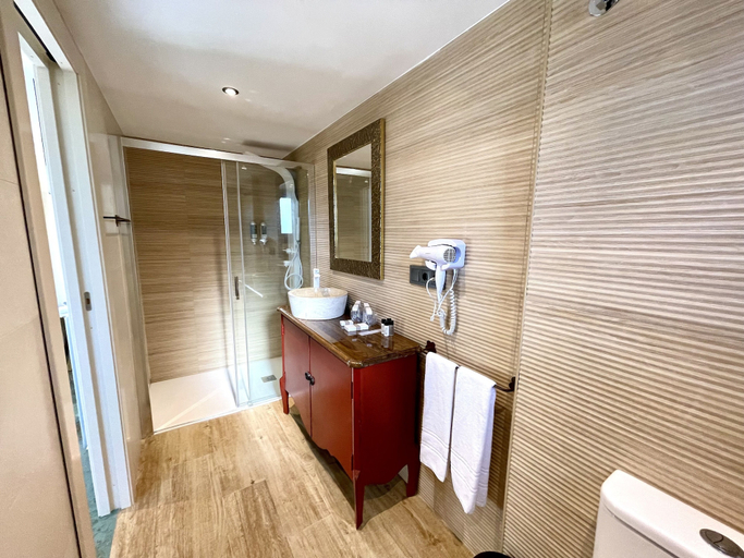 Bathroom 3, Akla Hotel Suites Valles Pasiegos, Cantabria