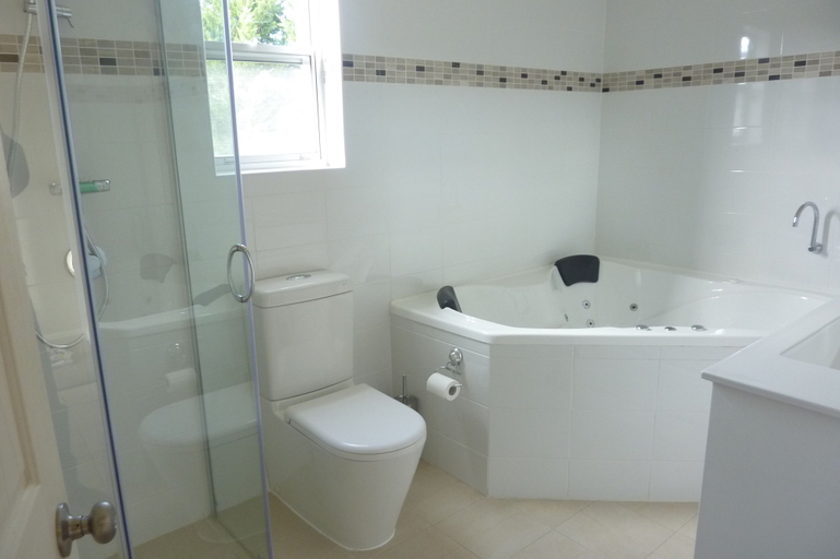 Bathroom 3, Charles Reuben Estate, Brighton