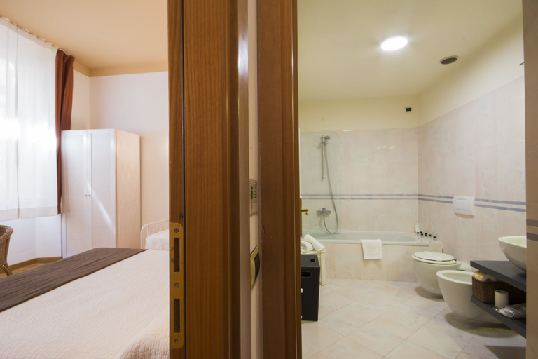 Bathroom 3, Piazza Paradiso Accomodation, Siena