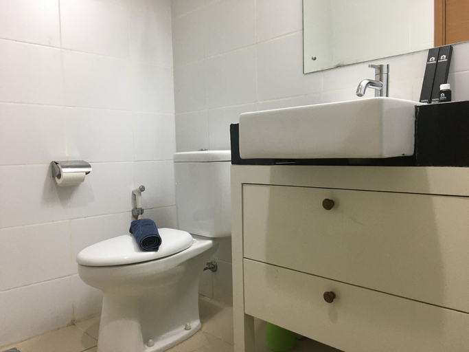 Bathroom 2, Stylish & Comfortable Studio at Beverly Dago Apartment, Bandung