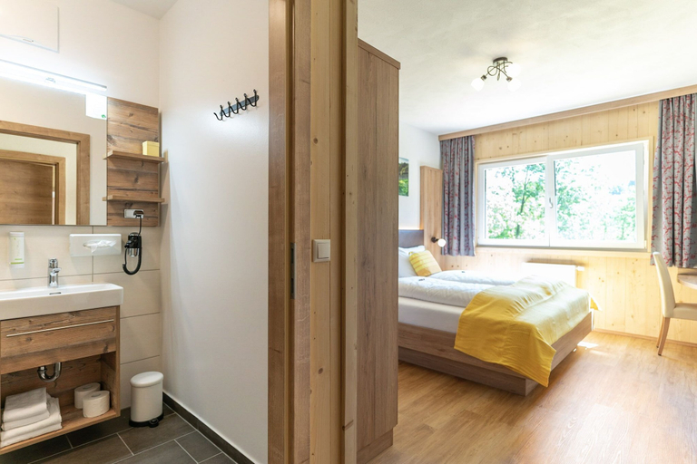 Bedroom 3, Apart- and Wellness Hotel Garni Dachsteinresort, Hallein