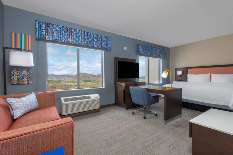 Bedroom 2, Hampton Inn & Suites Cody, Park