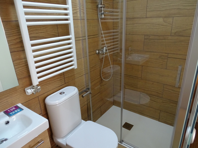 Bathroom 5, Urban Burgos, Burgos