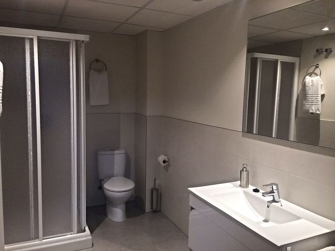 Bathroom 3, Europa House Village, Alicante