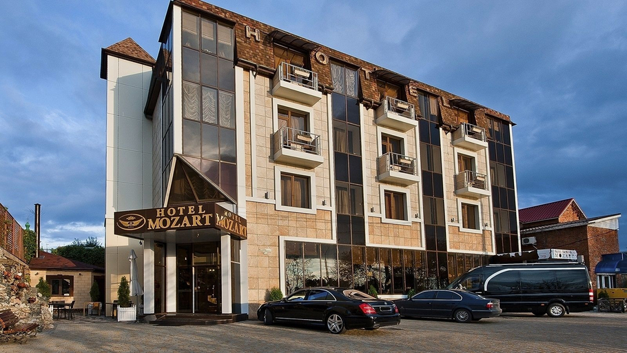 Exterior & Views