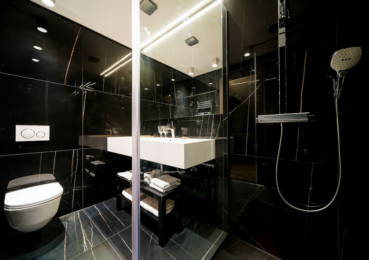 Bathroom 2, Artale 07 - Adults Only, Split