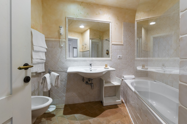Bathroom 5, Hotel Borgo di Cortefreda Relais, Florence