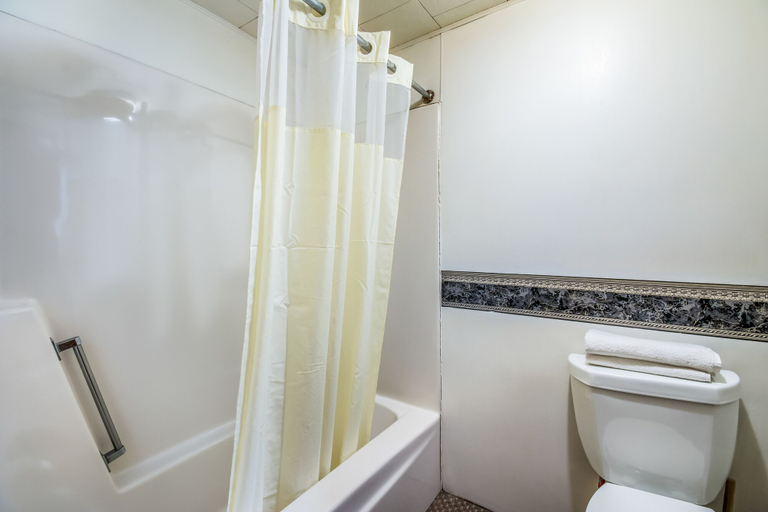 Bathroom 4, Highland Inn New Cumberland, York