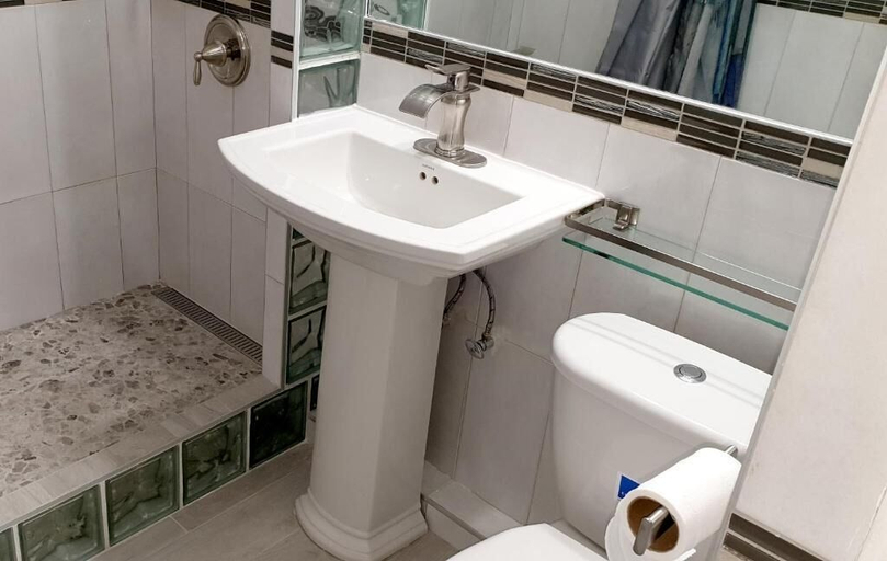 Bathroom 2, Beach One Bedroom 17