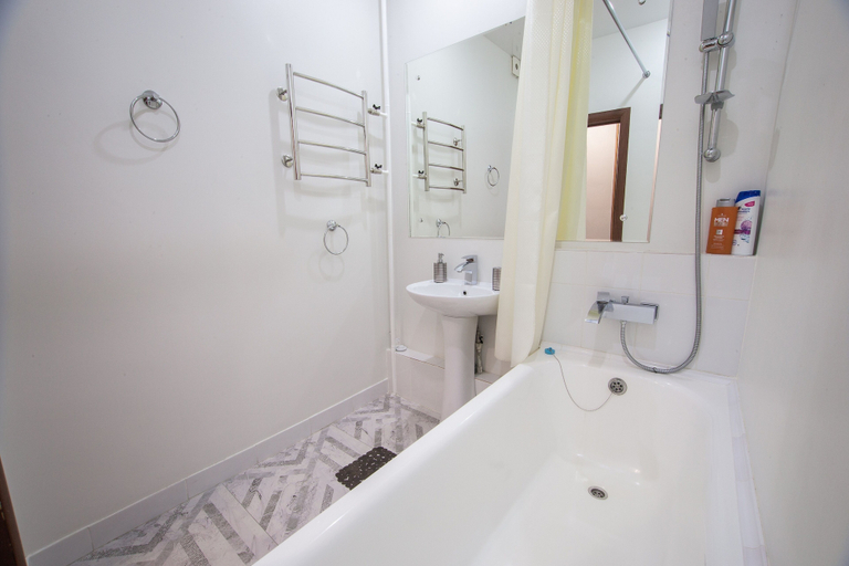 Bathroom 4, Apartment on Aviatorov 25, Krasnoyarsk