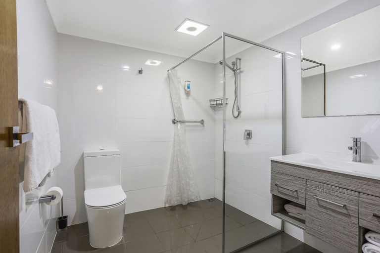 Bathroom 3, Waves Motel and Apartments, Warrnambool