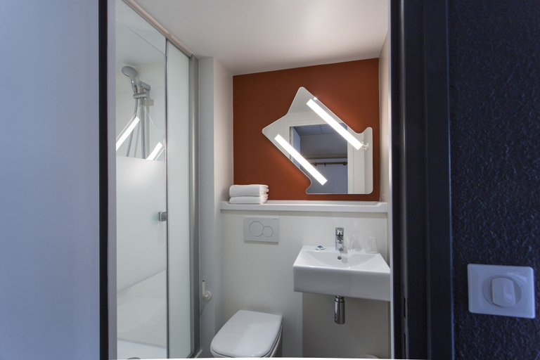 Bathroom 4, Ibis budget Senlis, Oise