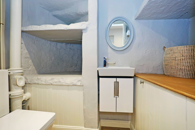 Bathroom 3, JOIVY Vibrant City Centre 2-bed Apt., Edinburgh