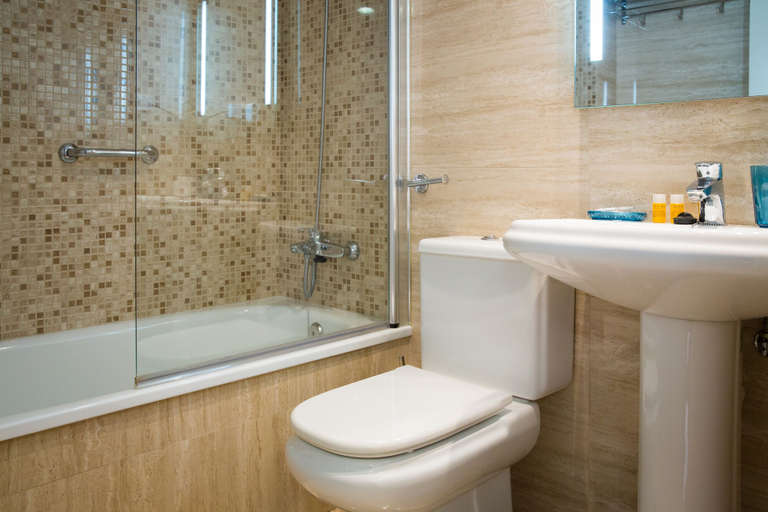 Bathroom 4, Holidays2Malaga Juan de Mena Apartments, Málaga