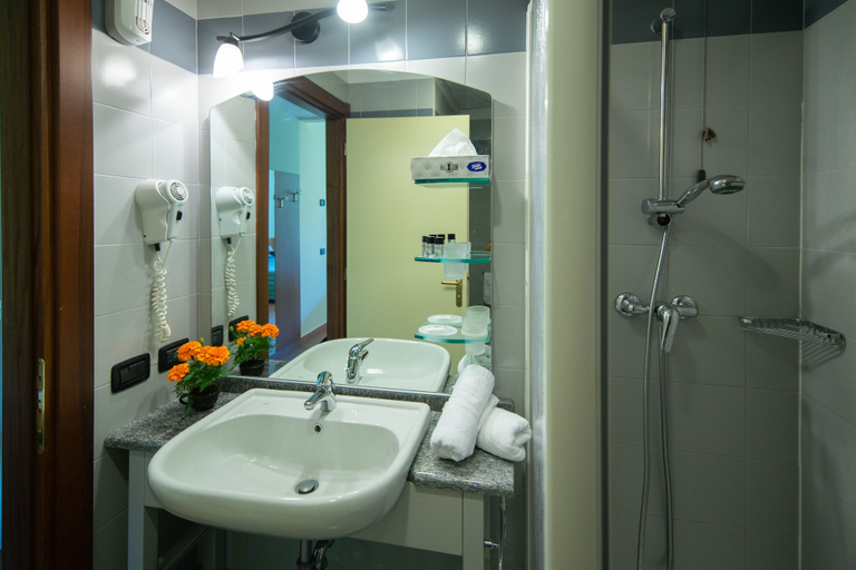 Bathroom 5, Park Hotel Abbadia, Lecco