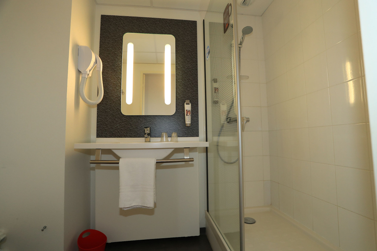Bathroom 5, ibis Aurillac, Cantal