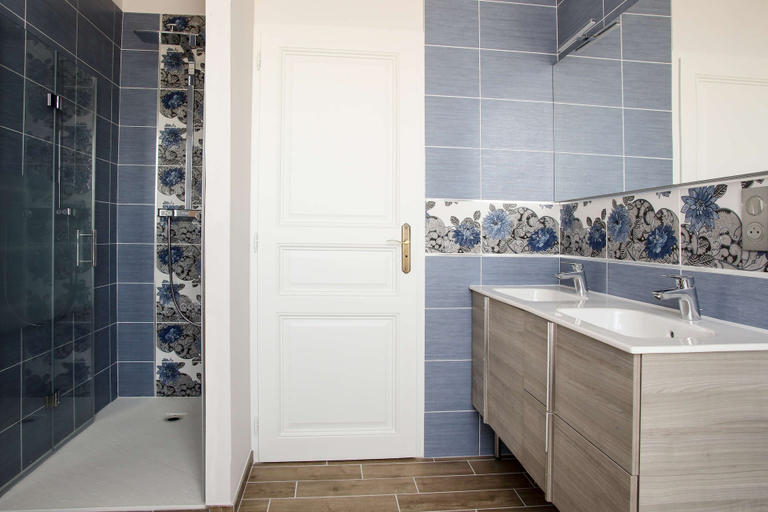 Bathroom 5, Domaine De Pouzelande B&B, Dordogne