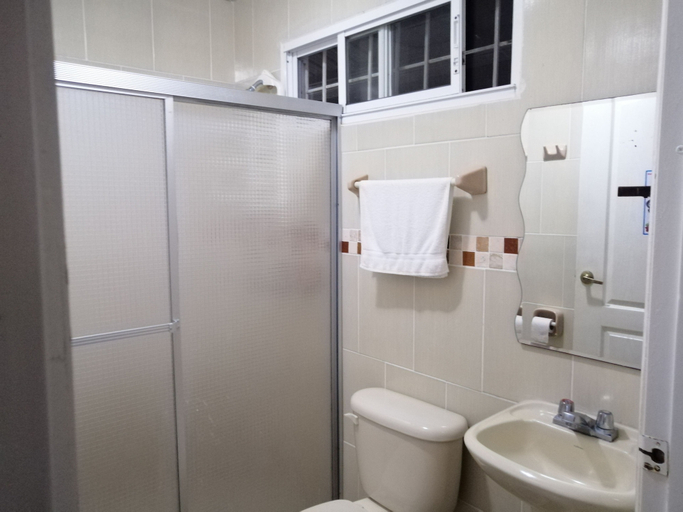 Bathroom 3, Hostal Victoria Volcán Chiriquí S. A., Bugaba