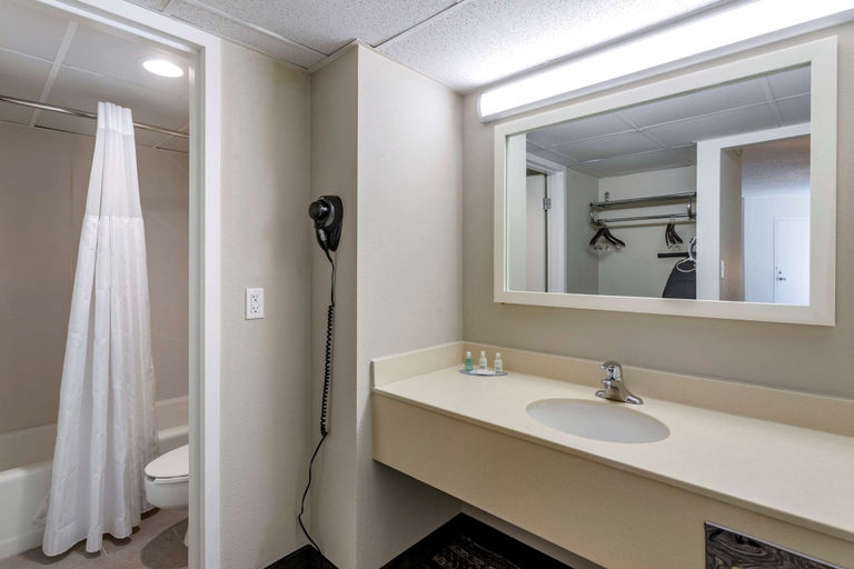 Bathroom 3, Clarion Inn Sheffield Muscle Shoals, Colbert