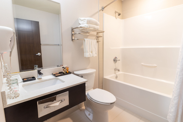 Bathroom 4, The Kanata by BCMInns Blairmore, Division No. 15