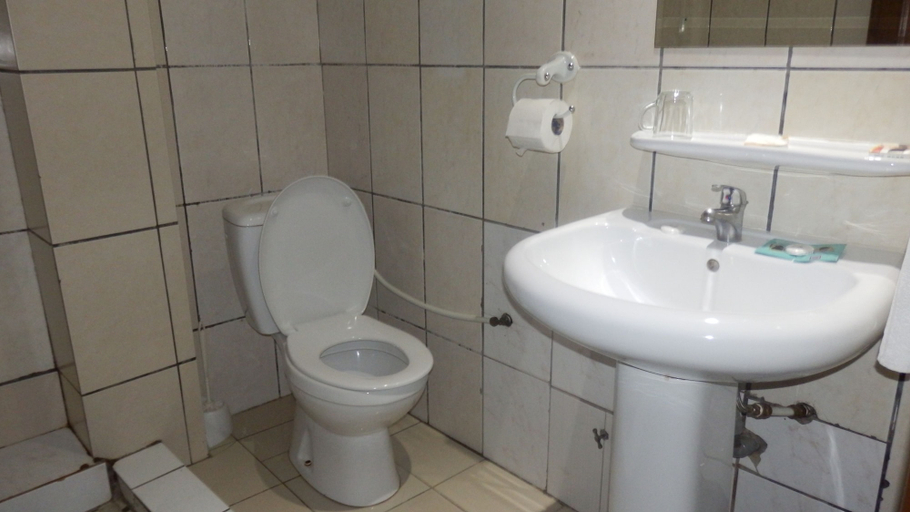 Bathroom 3, Vallée des Princes Hôtel, Wouri