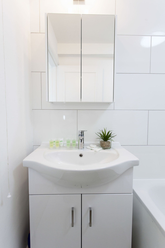 Bathroom 4, Victoria Magical Atmosphere with Patios, London