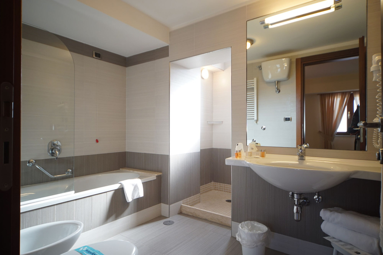Bathroom 4, Suites & Residence Hotel Napoli, Napoli