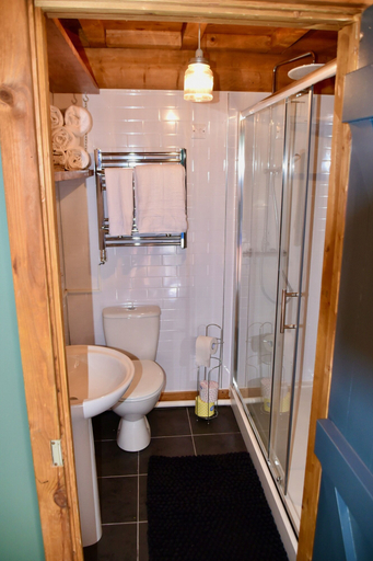 Bathroom, 2-bed 18th Century Barn - Sleeps 6 - Pet Friendly, Lincolnshire