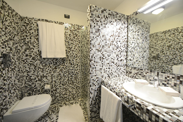 Bathroom 5, Grand Hotel Masseria Santa Lucia, Brindisi