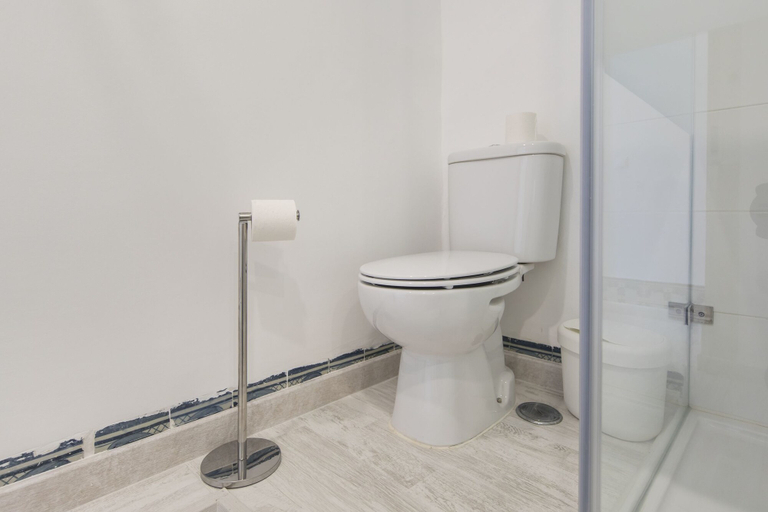 Bathroom 4, Traditional Duplex Terrace Principe Real, Lisbon