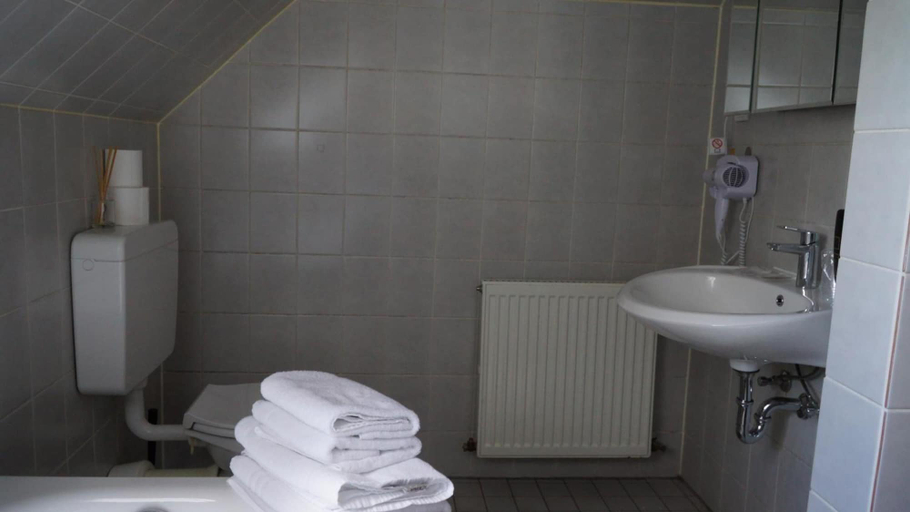 Bathroom 4, Hotel Specht, Dortmund