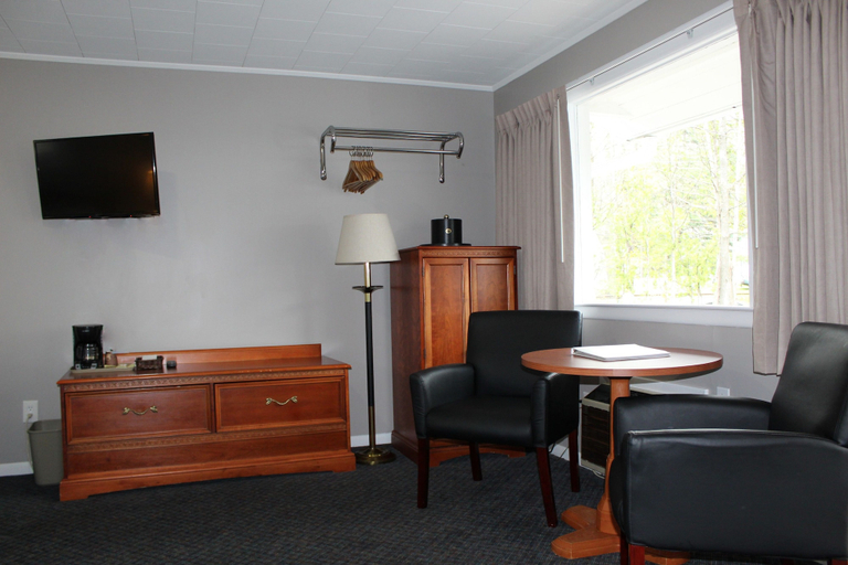 Others 4, Admiral Motel, Warren